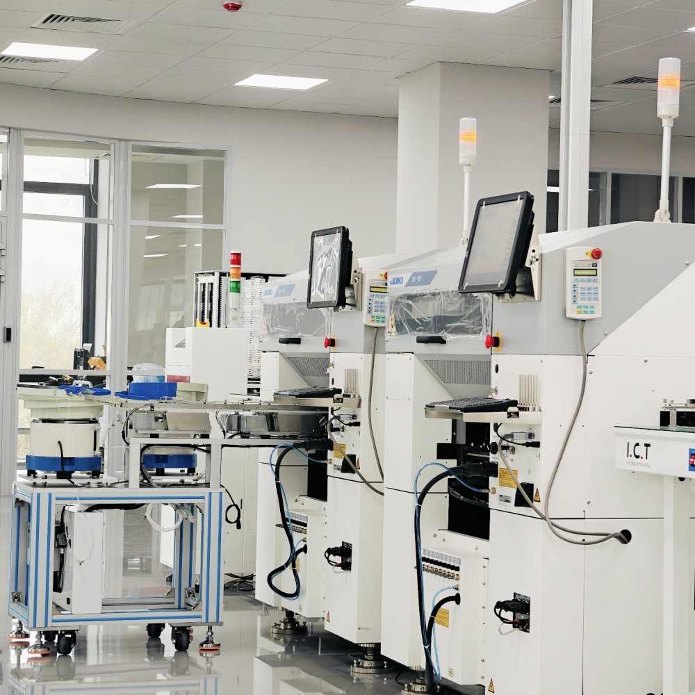 JUKI JM-100 | Macchina per l'inserimento di componenti PTH a forma dispari con attrezzatura automatica JUKI ad alta velocità