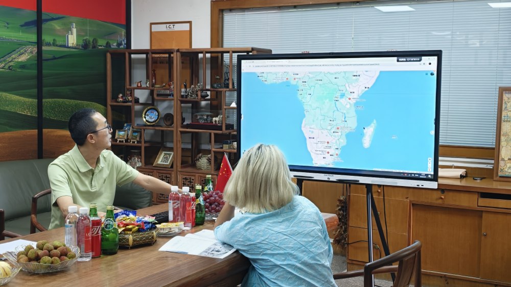 Un giornalista del Wall Street Journal visita la fabbrica di I.C.T per un