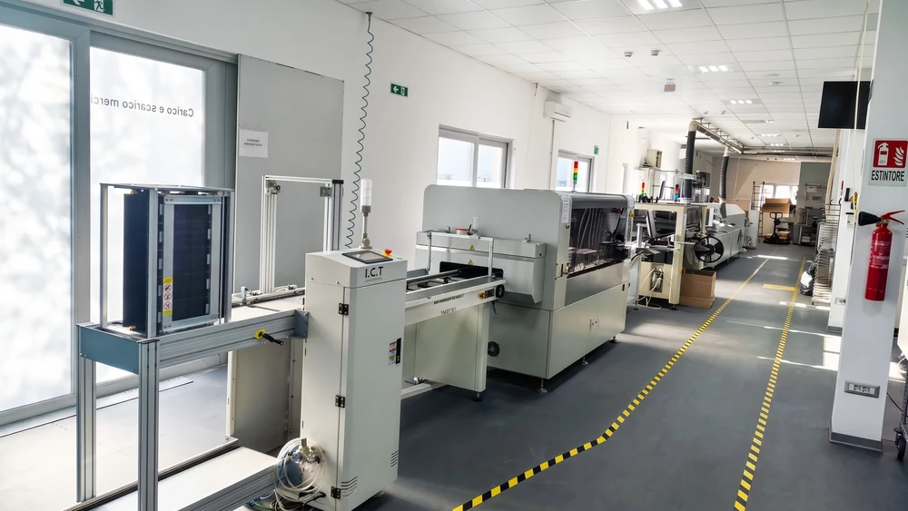 I.C.T linea di produzione flessibile LED strip SMT e forno di rifusione sotto vuoto installati presso uno stabilimento cliente in Italia