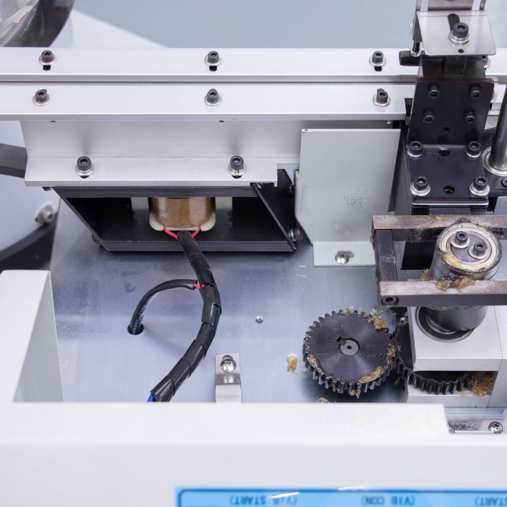 I.C.T | Macchina automatica per il taglio del piombo di componenti